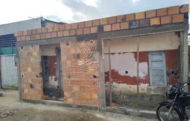 Imagem: A casa possui 2 Dormitórios, 1 Banheiro, 1 Vaga na garagem