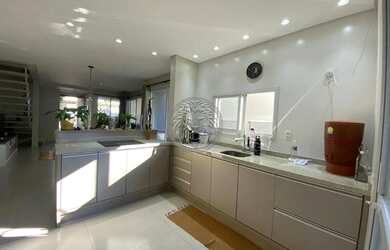 Imagem: A casa possui 3 Dormitórios, 3 Banheiros, 2 Vagas na garagem