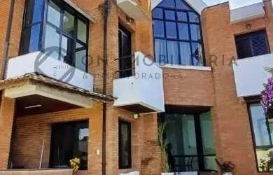 Imagem: A casa possui 2 Dormitórios, 3 Banheiros, 4 Vagas na garagem