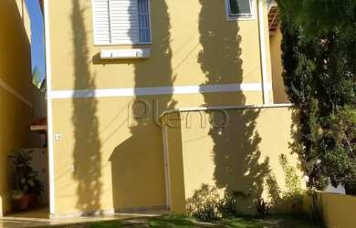 Imagem: A casa em condomínio possui 3 Dormitórios, 1 Banheiro, 2 Vagas