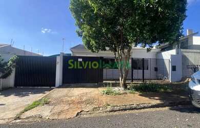 Imagem: A casa possui 3 Dormitórios, 3 Banheiros, 3 Vagas na garagem