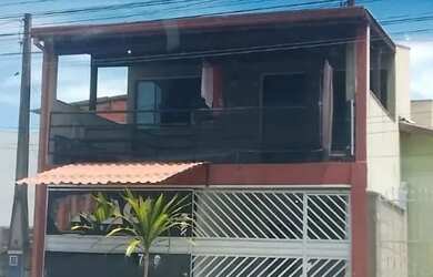 Imagem: A casa possui 4 Dormitórios, 2 Banheiros, 2 Vagas na garagem