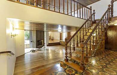 Imagem: A casa possui 4 Dormitórios, 3 Banheiros, 5 Vagas na garagem