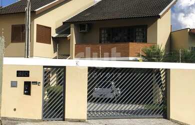 Imagem: A casa possui 3 Dormitórios, 4 Banheiros, 3 Vagas na garagem