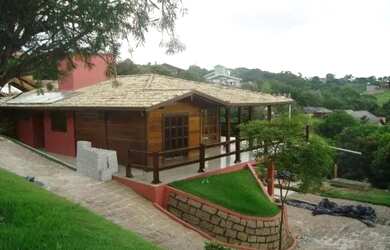 Imagem: A casa em condomínio possui 3 Dormitórios, 1 Banheiro, 2 Vagas