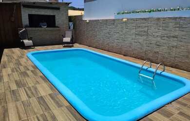 Imagem: A casa possui 3 Dormitórios, 2 Banheiros, 5 Vagas na garagem