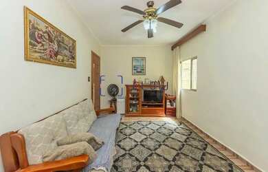 Imagem: A casa possui 3 Dormitórios, 1 Banheiro, 2 Vagas na garagem