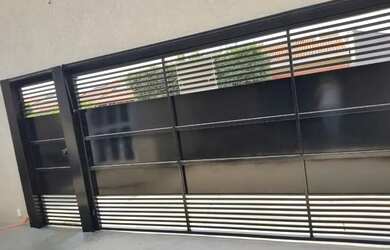 Imagem: A casa possui 3 Dormitórios, 2 Banheiros, 4 Vagas na garagem