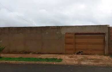 Imagem: A casa possui 2 Dormitórios, 1 Banheiro, 215m² de Área e