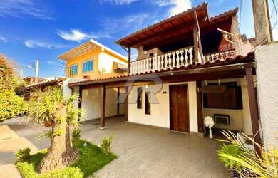 Imagem: A casa possui 3 Dormitórios, 2 Banheiros, 2 Vagas na garagem