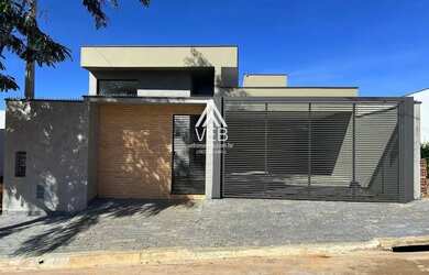 Imagem: A casa possui 3 Dormitórios, 2 Banheiros, 2 Vagas na garagem