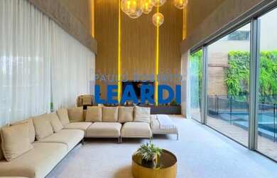 Imagem: A casa em condomínio possui 5 Dormitórios, 5 Banheiros, 5