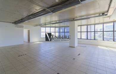 Imagem: O depósito possui 2 Vagas na garagem, 183m² de Área e está