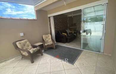 Imagem: A casa possui 3 Dormitórios, 1 Banheiro, 3 Vagas na garagem