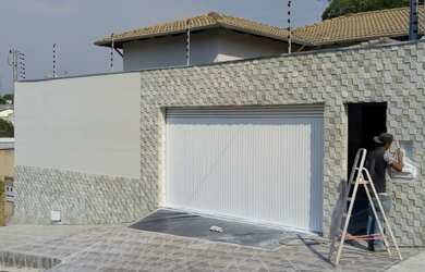 Imagem: A casa e possui 3 Dormitórios, 3 Banheiros, 3 Vagas na garagem