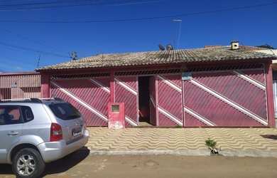 Imagem: A casa possui 3 Dormitórios, 2 Banheiros, 4 Vagas na garagem