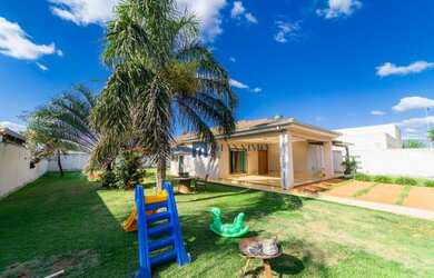 Imagem: A casa em condomínio possui 3 Dormitórios, 3 Banheiros, 2