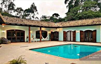 Imagem: A casa possui 3 Dormitórios, 4 Banheiros, 5 Vagas na garagem