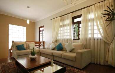 Imagem: A casa possui 4 Dormitórios, 3 Banheiros, 5 Vagas na garagem