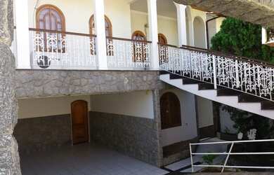 Imagem: A casa possui 4 Dormitórios, 3 Banheiros, 4 Vagas na garagem