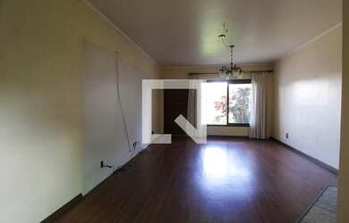 Imagem: A casa possui 3 Dormitórios, 3 Banheiros, 2 Vagas na garagem