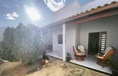 Imagem: A casa possui 3 Dormitórios, 1 Banheiro, 1 Vaga na garagem