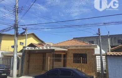 Imagem: A casa possui 3 Dormitórios, 1 Banheiro, 2 Vagas na garagem