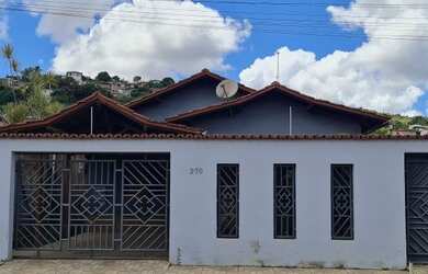 Imagem: A casa possui 3 Dormitórios, 2 Banheiros, 2 Vagas na garagem