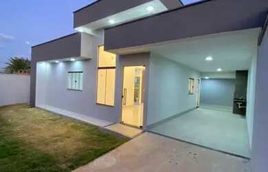 Imagem: A casa possui 3 Dormitórios, 2 Banheiros, 1 Vaga na garagem