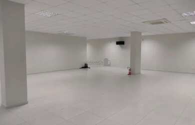 Imagem: O depósito possui 5 Vagas na garagem, 204m² de Área e está