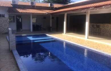 Imagem: A casa possui 3 Dormitórios, 5 Vagas na garagem e está localizado