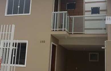 Imagem: A casa possui 3 Dormitórios, 2 Banheiros, 1 Vaga na garagem