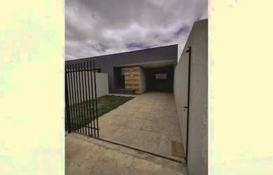 Imagem: A casa possui 3 Dormitórios, 1 Banheiro, 2 Vagas na garagem