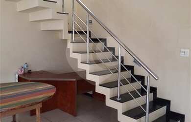 Imagem: A casa possui 3 Dormitórios, 4 Banheiros, 5 Vagas na garagem