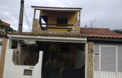 Imagem: A casa possui 2 Dormitórios, 2 Banheiros, 1 Vaga na garagem