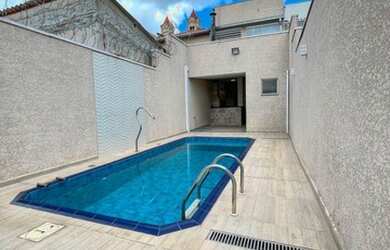 Imagem: A casa e possui 3 Dormitórios, Suítes, 3 Banheiros, 1 Vaga