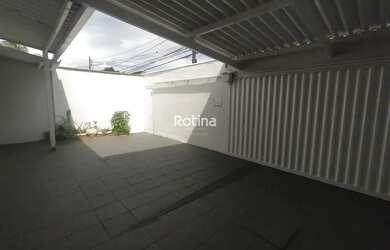 Imagem: A casa possui 3 Dormitórios, 2 Banheiros, 3 Vagas na garagem