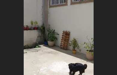 Imagem: A casa possui 2 Dormitórios, 2 Banheiros, 2 Vagas na garagem