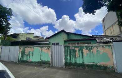 Imagem: A casa possui 3 Dormitórios, 1 Banheiro, 1 Vaga na garagem