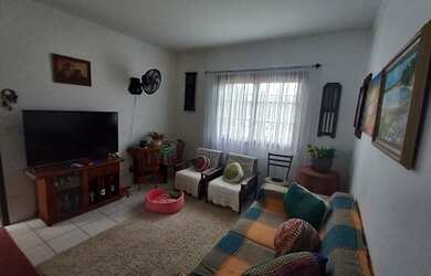 Imagem: A casa possui 3 Dormitórios, 1 Banheiro, 2 Vagas na garagem