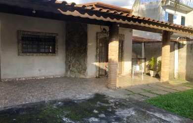 Imagem: A casa possui 5 Dormitórios, 3 Banheiros, 4 Vagas na garagem