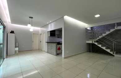 Imagem: A casa possui 3 Dormitórios, 2 Banheiros, 2 Vagas na garagem