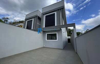 Imagem: A casa possui 3 Dormitórios, 4 Banheiros, 1 Vaga na garagem