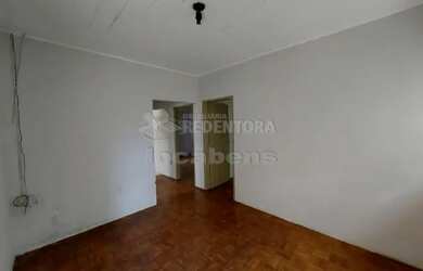 Imagem: A casa possui 2 Dormitórios, 1 Banheiro, 1 Vaga na garagem