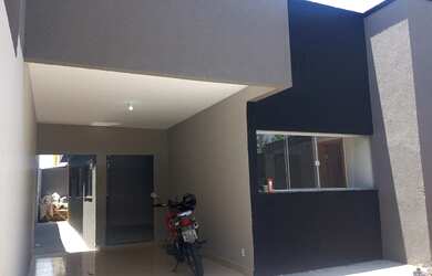 Imagem: A casa possui 3 Dormitórios, 2 Banheiros, 1 Vaga na garagem