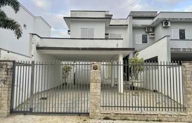 Imagem: A casa possui 5 Dormitórios, 3 Banheiros, 3 Vagas na garagem