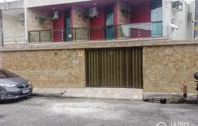 Imagem: A casa possui 3 Dormitórios, 1 Banheiro, 2 Vagas na garagem