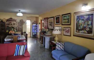 Imagem: A casa possui 4 Dormitórios, 1 Banheiro, 2 Vagas na garagem