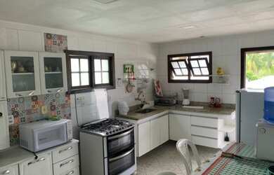 Imagem: A casa possui 2 Dormitórios, 3 Banheiros, 2 Vagas na garagem