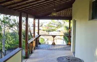 Imagem: A casa possui 4 Dormitórios, 3 Banheiros, 4 Vagas na garagem